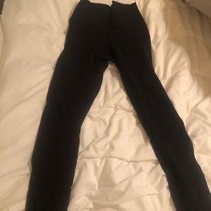Black lululemon wunder under leggings